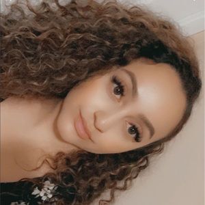 Meet your Posher, Anayansi